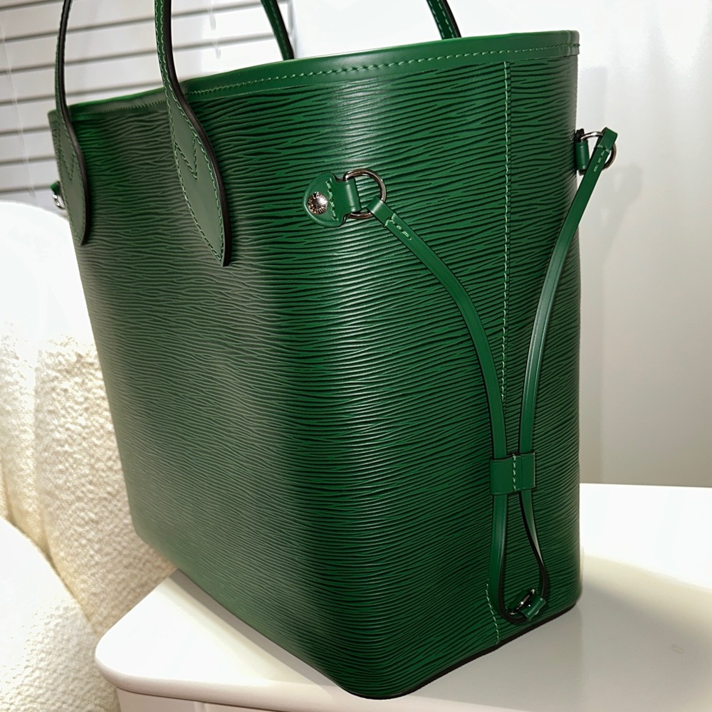 Louis Vuitton Neverfull MM - Picture 9 of 11